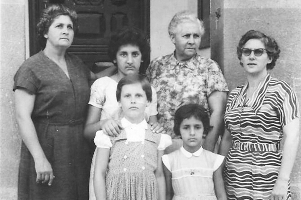 O amigo Djalvo Braga Filho é integrante daquele grupo Apaixonados por Franca, e nos manda esta excelente colaboração, mostrando sua prima, a apresentadora Ana Maria Braga, quando criança, em Franca. Ela tinha 8 anos, na década de 50. Da esquerda para a di